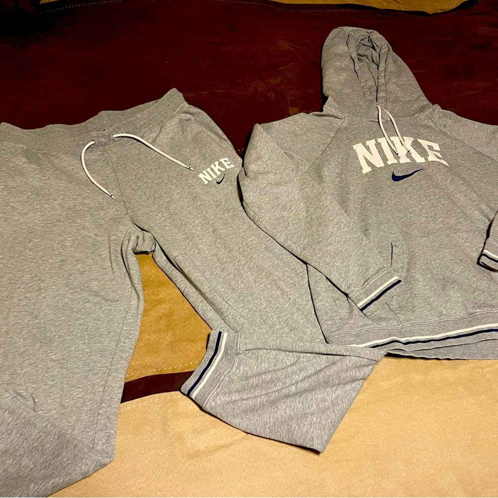Woman’s Nike sweatsuit size Medium